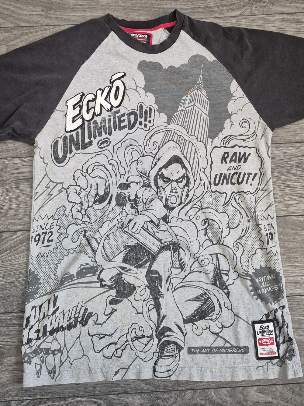 Ecko Unlimited Men’s Gray & Black Graphic Raglan Shirt
